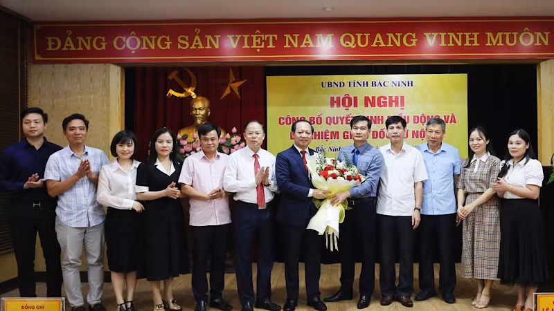 Tập thể cán bộ, lãnh đạo Sở Nội vụ chúc mừng đồng chí Lê Hồng Phúc.