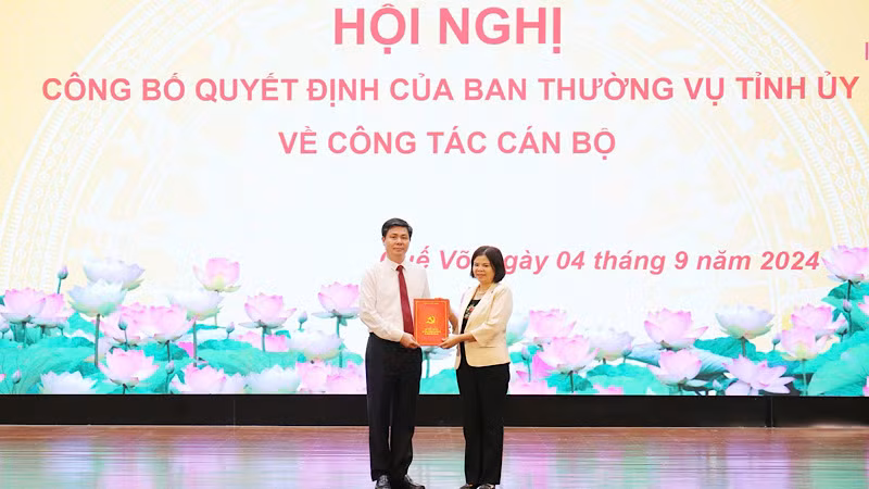 Đồng chí Nguyễn Hương Giang, Phó Bí thư Thường trực Tỉnh ủy trao Quyết định điều động đồng chí Phạm Thanh Hải giữ chức Bí thư Thị ủy Quế Võ.