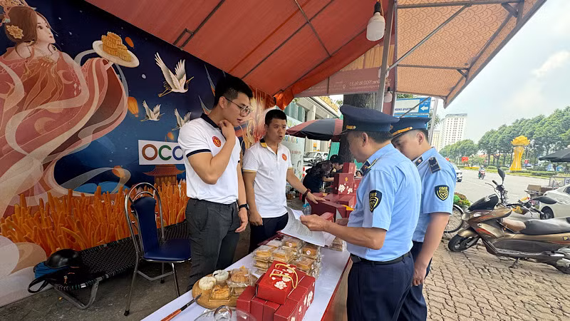 Lực lượng chức năng kiểm tra cửa hàng bán bánh Trung thu.