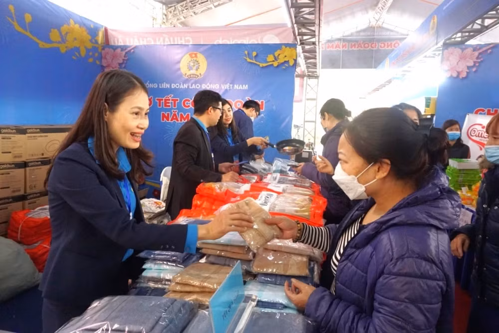 Gian hàng 0 đồng của Liên đoàn Lao động thành phố phục vụ công nhân, lao động.