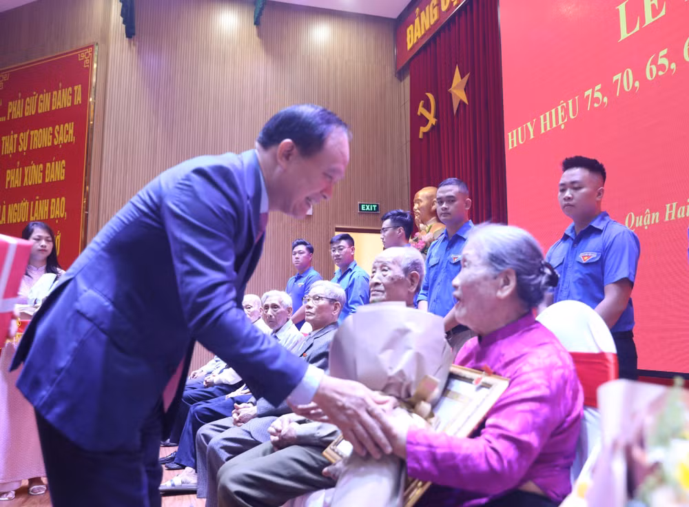 Đồng chí Nguyễn Ngọc Tuấn, Phó Bí thư Thành ủy Hà Nội trân trọng trao tặng Huy hiệu Đảng tới các đảng viên lão thành. Đồng chí Nguyễn Ngọc Tuấn, Phó Bí thư Thành ủy Hà Nội trân trọng trao tặng Huy hiệu Đảng tới các đảng viên lão thành.