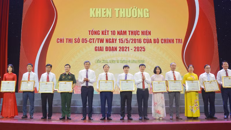 Các cá nhân vinh dự được tặng Bằng khen của Chủ tịch Ủy ban nhân dân tỉnh.