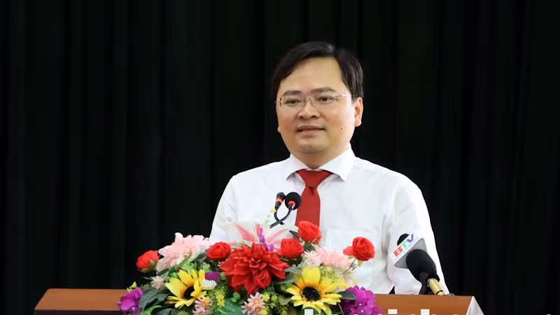 Đồng chí Bí thư Tỉnh ủy Bắc Ninh Nguyễn Anh Tuấn chúc mừng, trân trọng gửi lời tri ân tới các đảng viên lão thành vinh dự được trao tặng Huy hiệu Đảng.