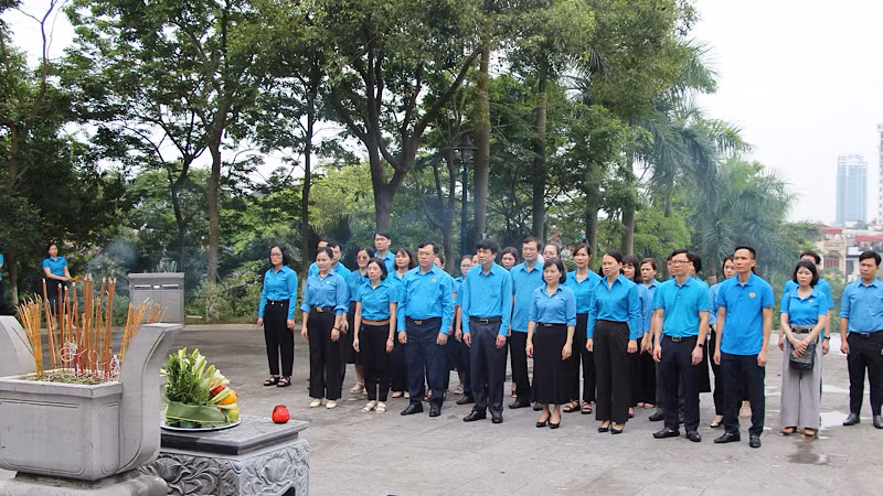 Đoàn cán bộ Liên đoàn Lao động tỉnh Bắc Ninh thành kính tưởng nhớ đồng chí Hoàng Quốc Việt. Đoàn cán bộ Liên đoàn Lao động tỉnh Bắc Ninh thành kính tưởng nhớ đồng chí Hoàng Quốc Việt.