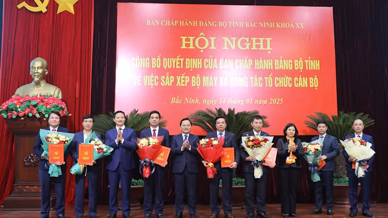 Lãnh đạo tỉnh trao quyết định và chúc mừng Trưởng, Phó Ban Tuyên giáo và Dân vận Tỉnh ủy.