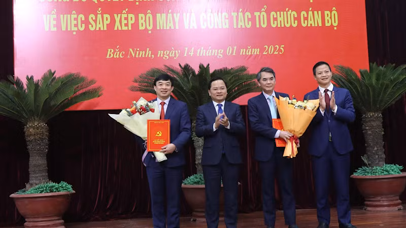 Trao quyết định bổ nhiệm và điều động cho Trưởng Ban Nội chính và Phó trưởng Ban Thường trực Ban Tổ chức Tỉnh ủy.