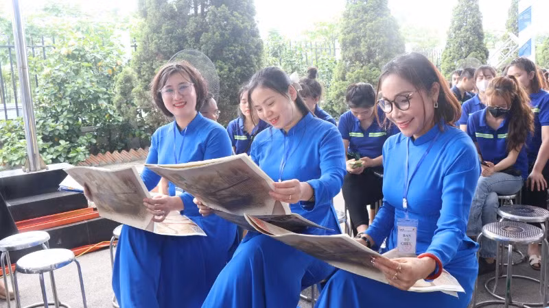 Các cán bộ công đoàn hào hứng đón nhận ấn phẩm. Các cán bộ công đoàn hào hứng đón nhận ấn phẩm.
