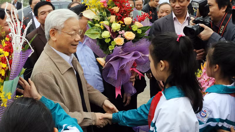 Các cháu thiếu nhi Bắc Ninh vui mừng đón bác Tổng Bí thư Nguyễn Phú Trọng về thăm.