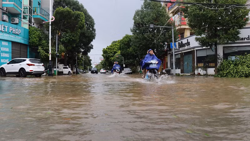 Nhiều tuyến đường vẫn trong tình trạng ngập úng. Nhiều tuyến đường vẫn trong tình trạng ngập úng.