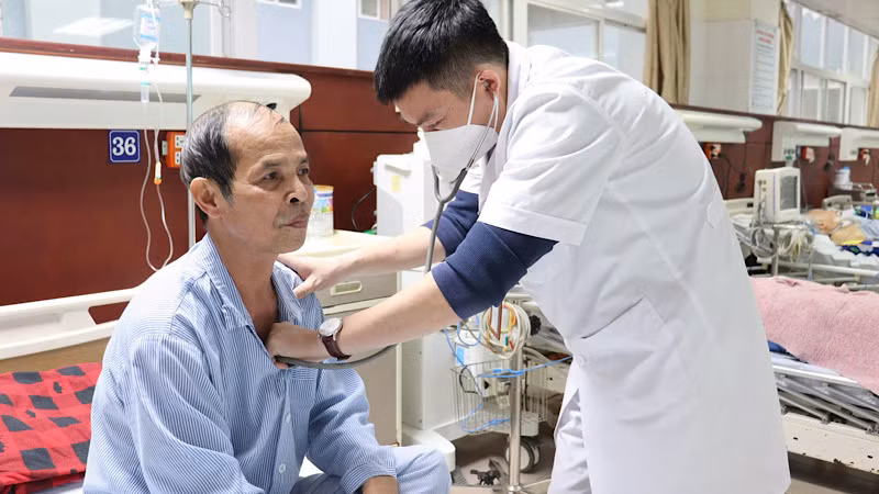 Thăm khám cho bệnh nhân sau cơn bạo bệnh.