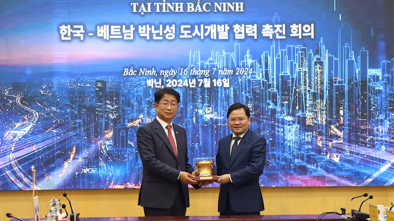 Đồng chí Bí thư Tỉnh ủy Bắc Ninh tặng quà lưu niệm Bộ trưởng Đất đai, Hạ tầng và Giao thông Hàn Quốc.