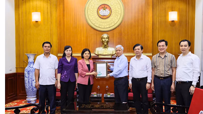 Đồng chí Đỗ Văn Chiến trao Thư cảm ơn của Ủy ban Trung ương Mặt trận Tổ quốc Việt Nam ghi nhận những đóng góp, tấm lòng sẻ chia của cán bộ và nhân dân tỉnh Bắc Ninh.