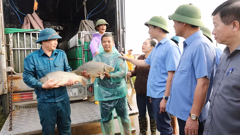Các đồng chí lãnh đạo tỉnh thăm hỏi, động viên bà con vùng lũ.