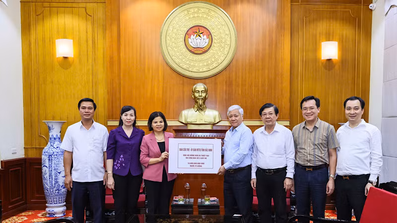 Các đồng chí lãnh đạo tỉnh Bắc Ninh trao số tiền ủng hộ tới Ủy ban Trung ương Mặt trận Tổ quốc Việt Nam.