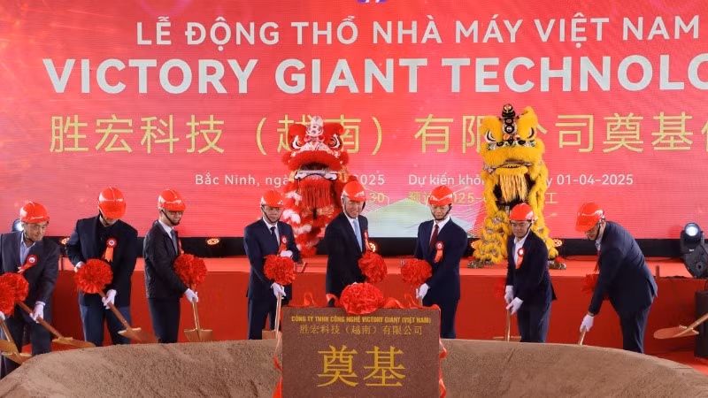 Các đại biểu thực hiện nghi thức động thổ Dự án Nhà máy Victory Giant Technology Việt Nam.