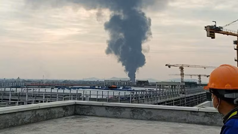 Đám cháy nhìn từ xa với các cột khói bốc cao.