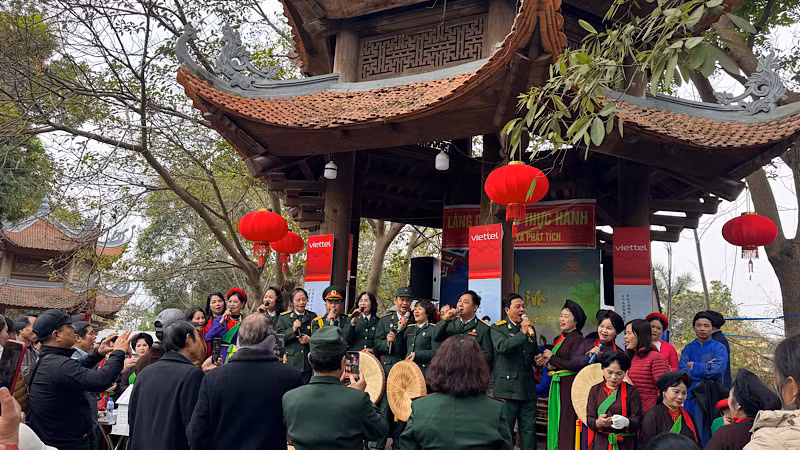 Đông đảo du khách giao lưu, hát Quan họ cùng các liền anh, liền chị trong lễ hội. Đông đảo du khách giao lưu, hát Quan họ cùng các liền anh, liền chị trong lễ hội.