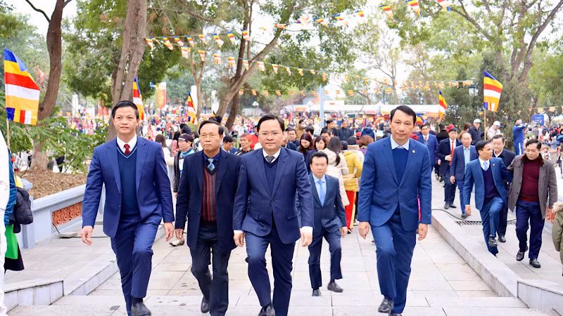 Các đồng chí lãnh đạo tỉnh hòa vào dòng người tham dự lễ hội. Các đồng chí lãnh đạo tỉnh hòa vào dòng người tham dự lễ hội.