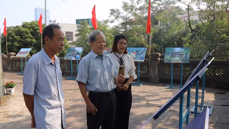 Ngay trong ngày đầu khai mạc, triển lãm đã thu hút đông đảo du khách tới tham quan.
