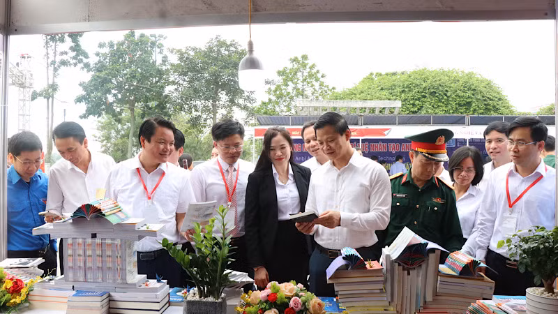 Các gian trưng bày được sắp xếp công phu với các đầu sách phong phú. Các gian trưng bày được sắp xếp công phu với các đầu sách phong phú.