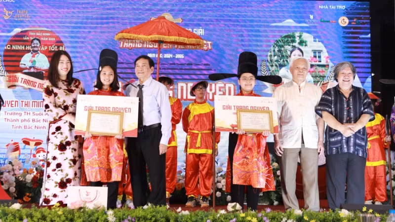 Trạng nguyên Tiếng Việt toàn quốc Nguyễn Thị Minh Thảo, học sinh lớp 4, Trường tiểu học Suối Hoa, thành phố Bắc Ninh (thứ 3 từ phải sang) tại lễ trao giải.