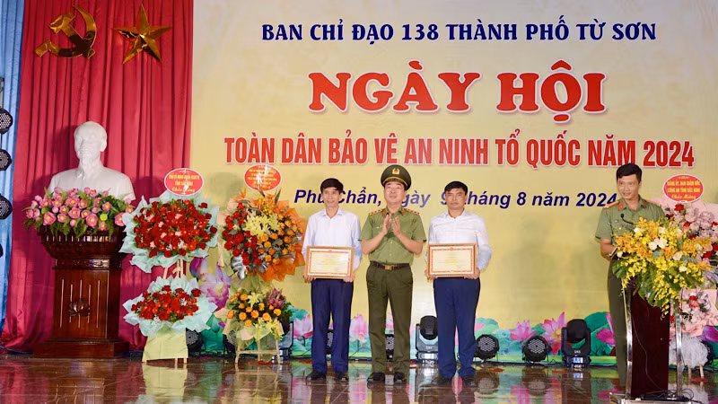Thượng tướng Trần Quốc Tỏ trao Bằng khen tặng các tập thể, cá nhân có thành tích tiêu biểu trong phong trào toàn dân bảo vệ an ninh Tổ quốc.