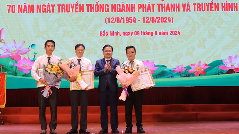 Đồng chí Bí thư Tỉnh ủy Nguyễn Anh Tuấn trao Bằng khen tặng các tập thể đạt thành tích xuất sắc.