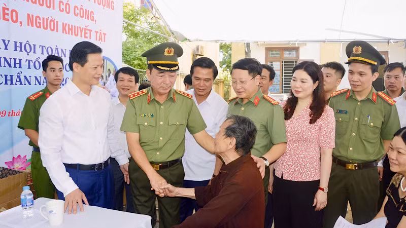 Thượng tướng Trần Quốc Tỏ thăm hỏi, động viên sức khỏe người dân.