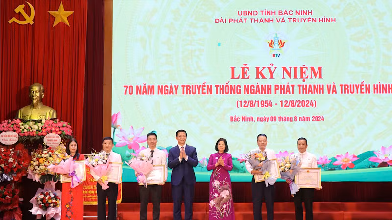 Các cá nhân đạt thành tích xuất sắc nhận Bằng khen do lãnh đạo tỉnh trao tặng.