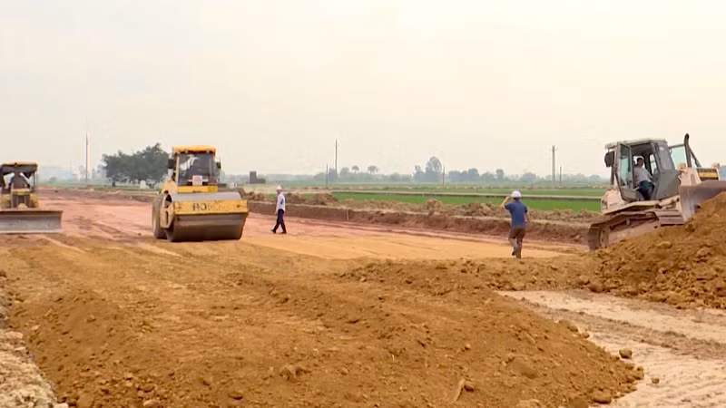 Trên công trường thi công dự án trọng điểm quốc gia Vành đai 4-Vùng Thủ đô đoạn qua thị xã Thuận Thành.