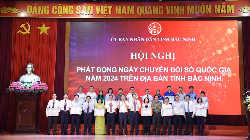 Các tập thể, cá nhân được khen thưởng.