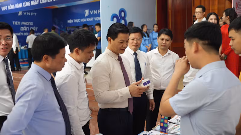 Các đại biểu tham quan các gian hàng ứng dụng nền tảng số.