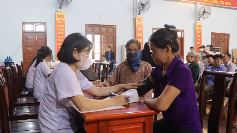 Tuổi trẻ Bắc NInh tham gia khám bệnh, chăm sóc sức khỏe cho người dân. Tuổi trẻ Bắc NInh tham gia khám bệnh, chăm sóc sức khỏe cho người dân.