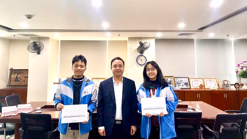 Lãnh đạo Sở Giáo dục và Đào tạo tỉnh tặng thưởng động viên các học sinh xuất sắc tham dự kỳ thi quốc tế.