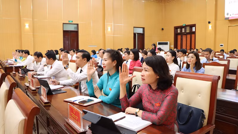 Các đại biểu biểu quyết thông qua các dự thảo nghị quyết. Các đại biểu biểu quyết thông qua các dự thảo nghị quyết.