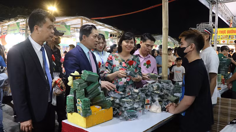 Các gian hàng tại Liên hoan thu hút nhiều sự quan tâm của khách tham quan.
