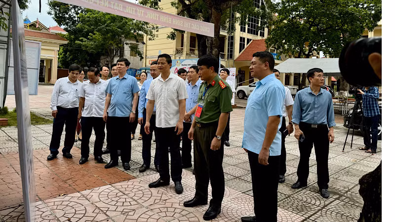 Đồng chí Vương Quốc Tuấn kiểm tra công tác chuẩn bị cho kỳ thi tốt nghiệp Trung học phổ thông năm học 2023-2024. Đồng chí Vương Quốc Tuấn kiểm tra công tác chuẩn bị cho kỳ thi tốt nghiệp Trung học phổ thông năm học 2023-2024.
