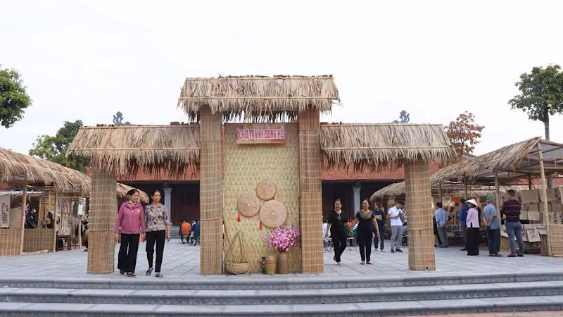 Không gian chợ tranh. Không gian chợ tranh.