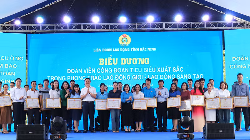 Các đoàn viên Công đoàn tiêu biểu xuất sắc trong phong trào thi đua “Lao động giỏi, lao động sáng tạo” năm 2023 đón nhận bằng khen của Ủy ban nhân dân tỉnh.
