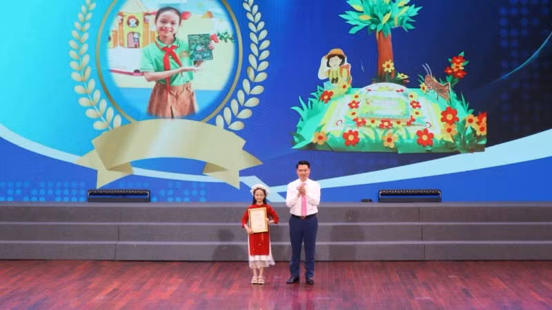 Ban tổ chức trao giải Đại sứ Văn hóa đọc năm 2025. Ban tổ chức trao giải Đại sứ Văn hóa đọc năm 2025.