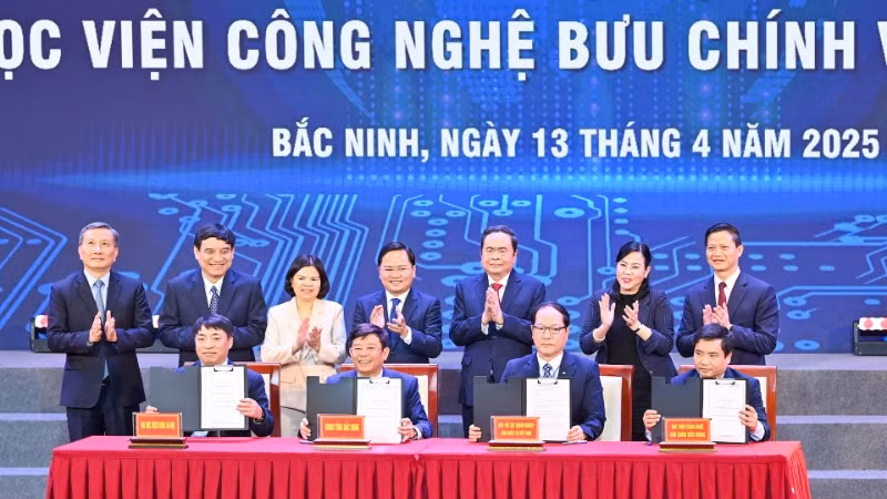 Chủ tịch Quốc hội Trần Thanh Mẫn và lãnh đạo tỉnh chứng kiến Ký kết hợp tác và các Biên bản ghi nhớ về đào tạo, phát triển khoa học, công nghệ, đổi mới sáng tạo và chuyển đổi số. (Ảnh: DUY LINH)