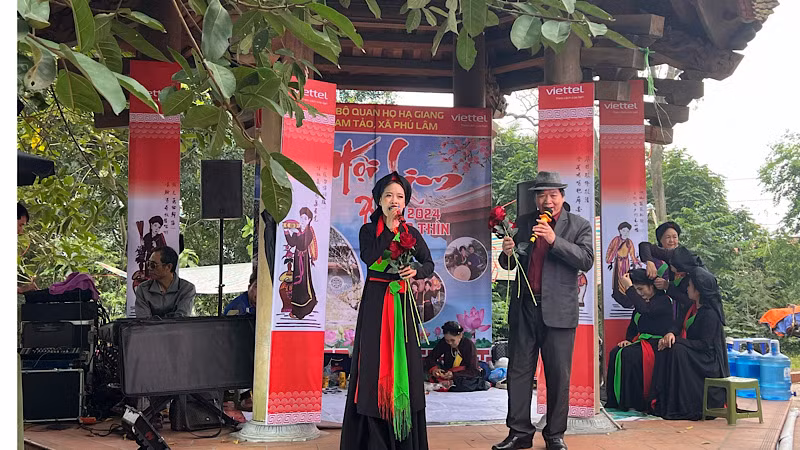 Du khách tới hội hát giao lưu cùng các liền anh, liền chị quan họ. Du khách tới hội hát giao lưu cùng các liền anh, liền chị quan họ.