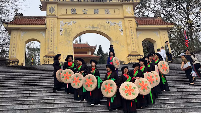 Các liền chị xúng xính trong áo mớ ba mớ bảy trẩy hội Lim.