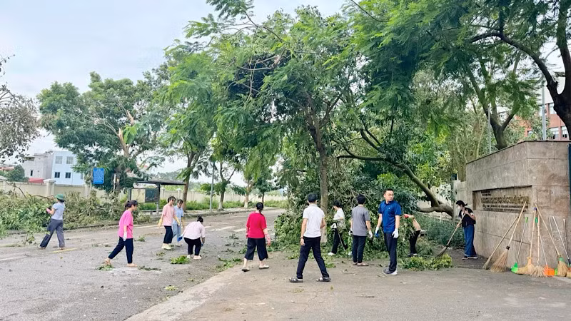 Trường Chuyên Bắc Ninh khẩn trương khắc phục thiệt hại sau bão để có thể trở lại trường.