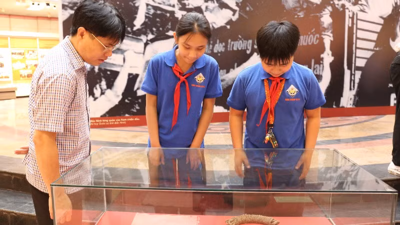 Du khách tham quan các hiện vật. Du khách tham quan các hiện vật.