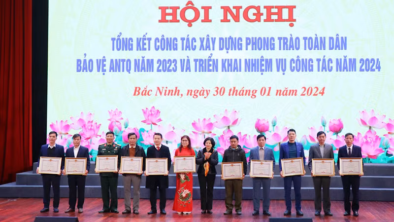 Nhiều tập thể, cá nhân có thành tích xuất sắc trong công tác xây dựng phong trào Toàn dân bảo vệ an ninh Tổ quốc được khen thưởng dịp này.