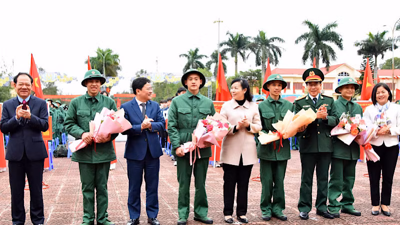 Lễ giao, nhận quân tại huyện Gia Bình. Lễ giao, nhận quân tại huyện Gia Bình.