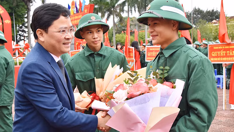 Bí thư Tỉnh ủy Bắc Ninh tặng hoa, động viên các tân binh trước giờ lên đường về đơn vị. Bí thư Tỉnh ủy Bắc Ninh tặng hoa, động viên các tân binh trước giờ lên đường về đơn vị.