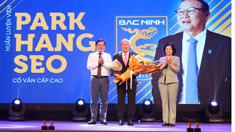 Các đồng chí lãnh đạo tỉnh Bắc Ninh tặng hoa, chúc mừng ông Park Hang-seo với vai trò cố vấn cấp cao của đội bóng Bắc Ninh FC