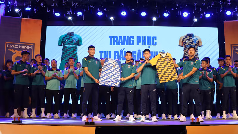 Bắc Ninh FC giới thiệu với người hâm mộ mẫu áo thi đấu của đội. Bắc Ninh FC giới thiệu với người hâm mộ mẫu áo thi đấu của đội.
